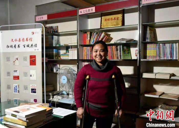 梁瑛把自己家的客厅进行改造，建立了一间公益图书室。 梁瑛供图