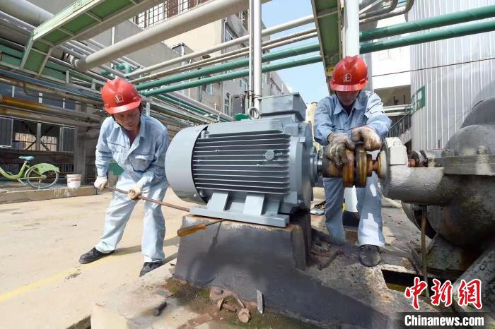 图为江汉盐化工工人正在操作设备 段林薇 摄
