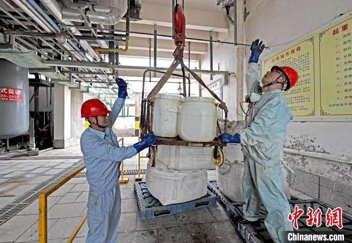 图为江汉盐化工工人正在工作 段林薇 摄