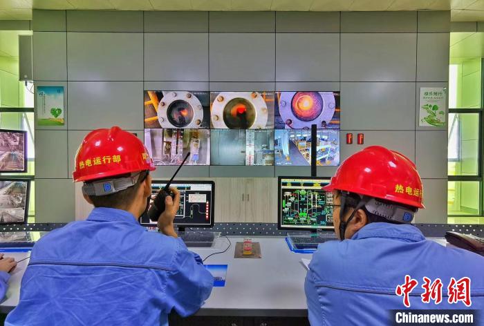图为江汉盐化工热电运行部工作人员正在工作 段林薇 摄