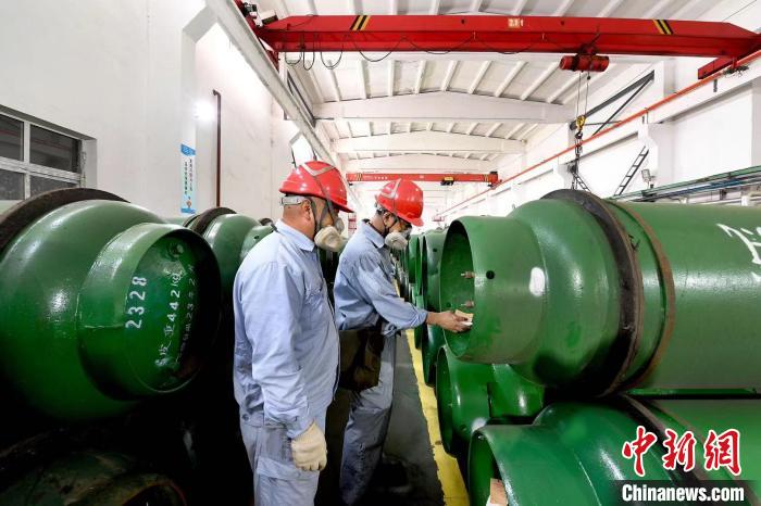 图为江汉盐化工工厂 段林薇 摄
