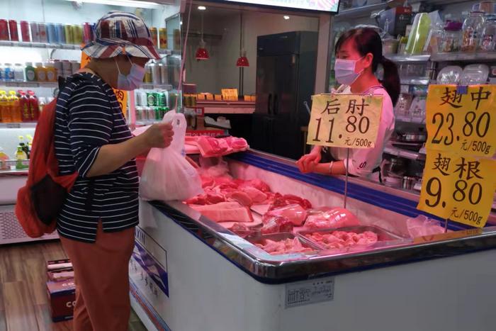 图为北京市西城区一家超市，市民正在购买猪肉。 <a target='_blank' href='http://www.chinanews.com/' >中新网</a>记者 谢艺观 摄