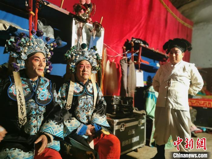 新绛县蒲剧团下乡演出后台。 高瑞峰 摄