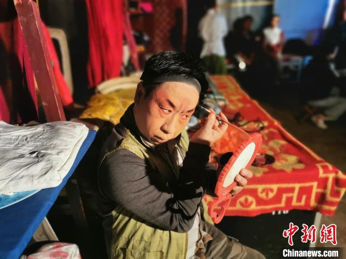 登台前正在化妆的蒲剧演员。 高瑞峰 摄