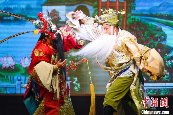 新绛县蒲剧团下乡演出。 武俊杰 摄