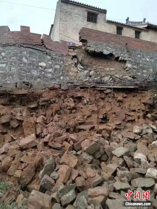 山西晋城市市级文物保护单位大夫街土地庙护墙坍塌。国家文物局供图