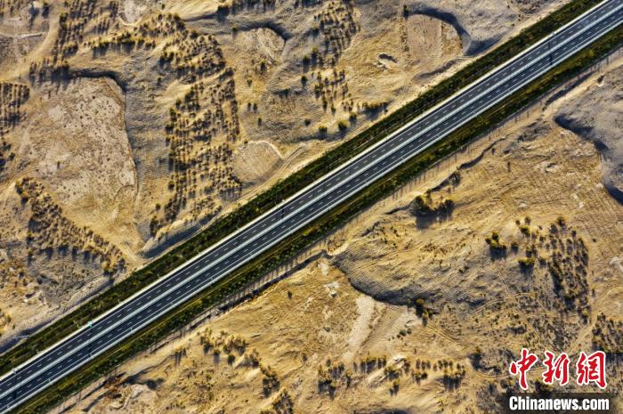 图为途径戈壁沙漠的G569线北仙高速公路。 甘肃省交通运输厅官方供图