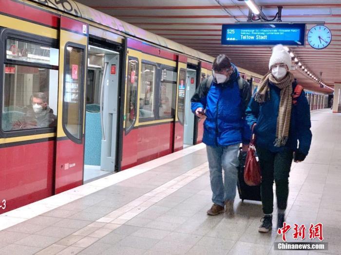 资料图：德国柏林一处地铁站内，候车乘客都戴上了N95口罩。 <a target='_blank' href='/'><p  align=