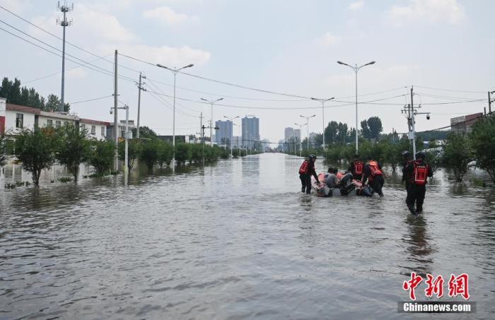 2021年7月25日，河南新乡，多支救援力量在当地受灾较为严重的小朱庄开展救援工作。资料图为救援人员在小朱庄转移民众。 <a target='_blank' href='/'><p  align=