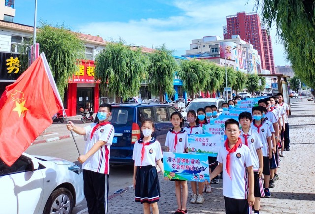 6月2日，河北保定徐水小学学雷锋志愿者来到瀑河河边做“防溺”宣传。 徐水区委宣传部供图