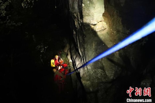 45名驴友被困山崖消防用绳索“开路”救援