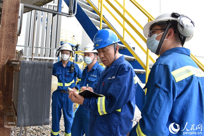 督导核查组专家在现场检查设备表盘情况。人民网 林盈摄