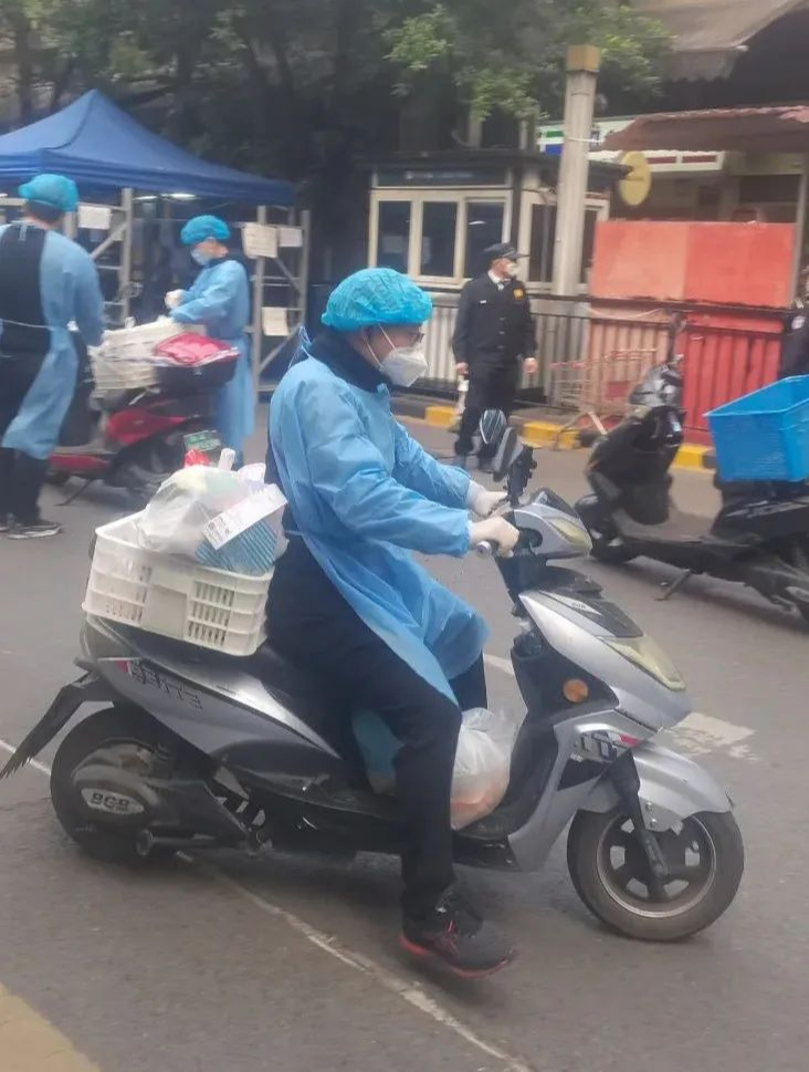 办公室欧鹏参加生活物资运送保障工作.jpg