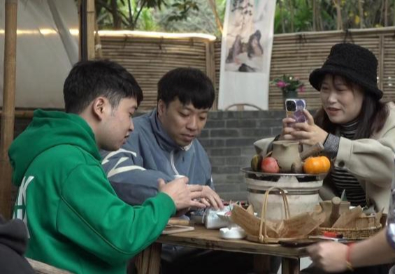 成都一茶馆内，正在“围炉煮茶”的年轻人。 陈选斌 摄